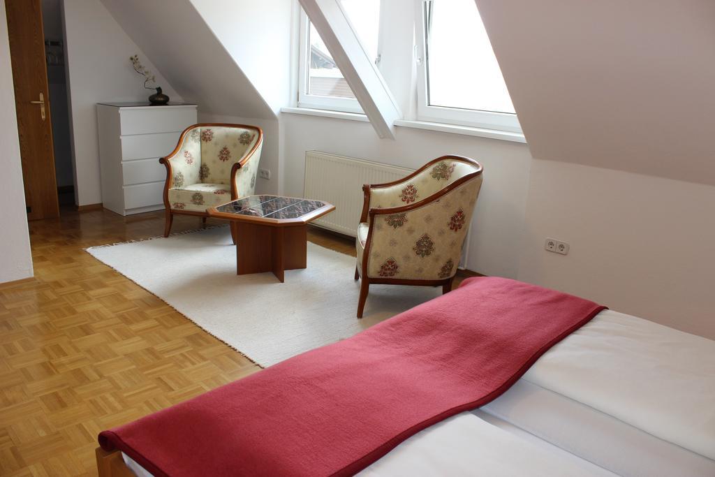 Ferienwohnung Und Gaestezimmer Korb Krumpendorf Pokoj fotografie